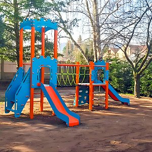 Nové herní prvky na dvoře Pohádkové Mateřské Školy Tokod Nové herní prvky na dvoře Pohádkové Mateřské Školy Tokod